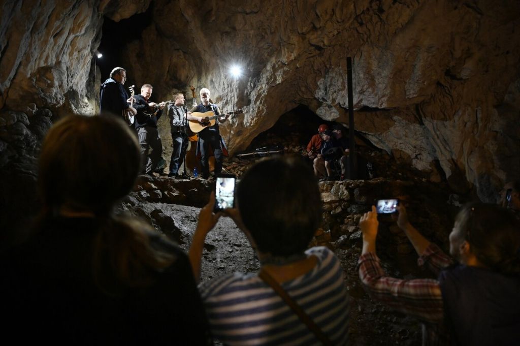 , SME.sk: FOTO: Originálnejší koncert ste nevideli. Kapela hrala v jaskyni